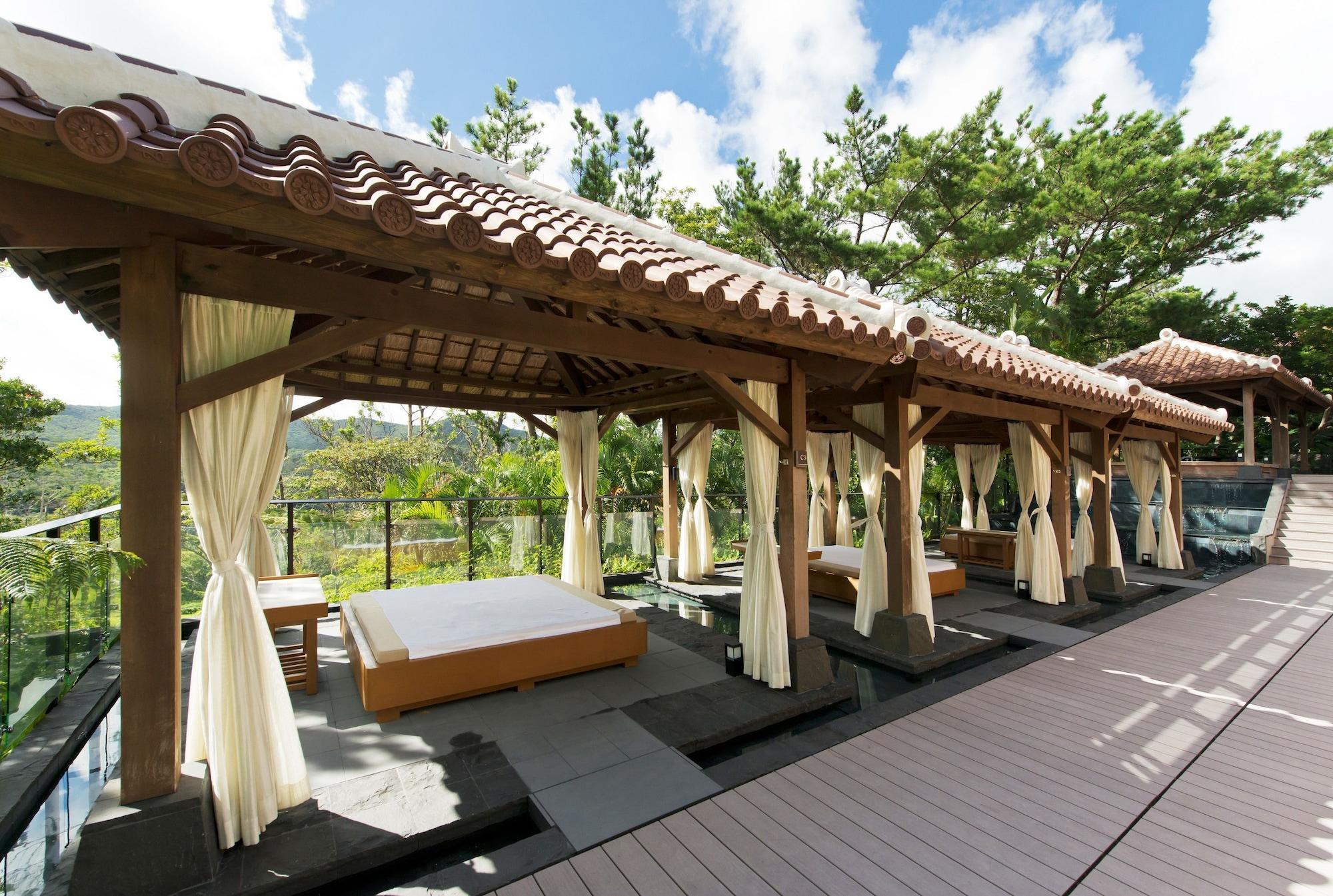 Hotel The Ritz-Carlton Okinawa Nago Exterior foto