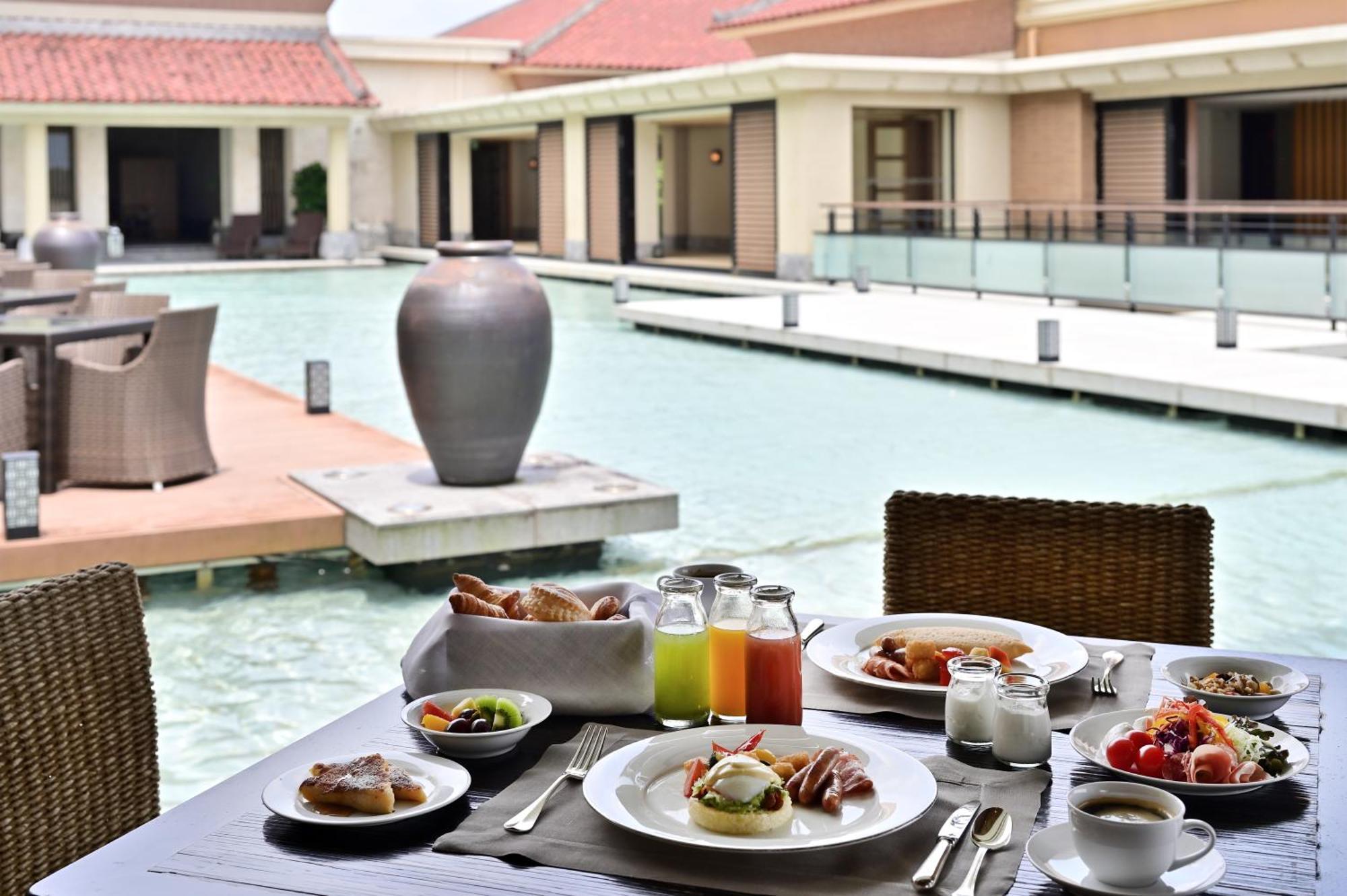Hotel The Ritz-Carlton Okinawa Nago Exterior foto