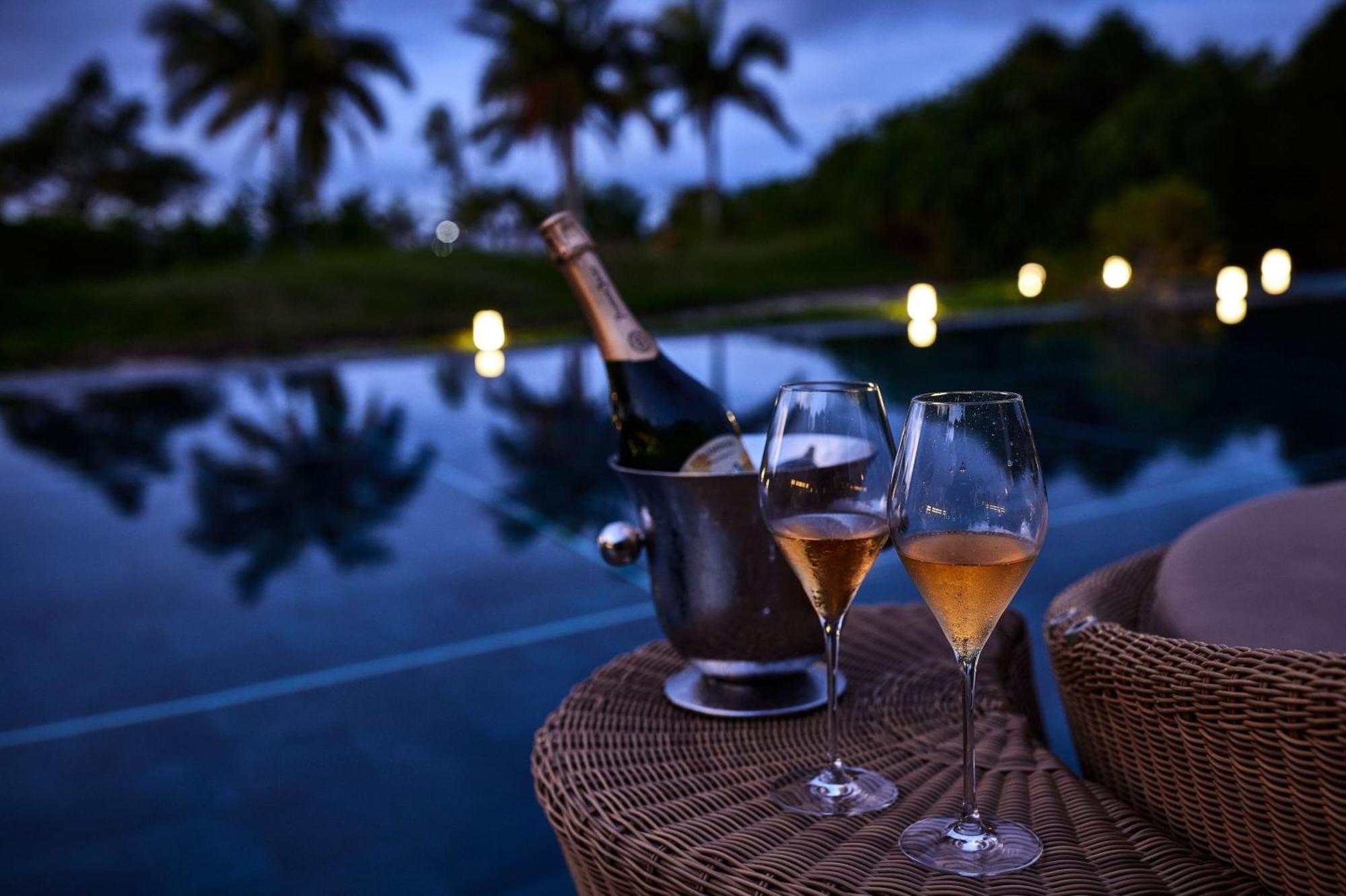 Hotel The Ritz-Carlton Okinawa Nago Exterior foto